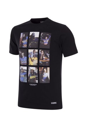 Zwart t-shirt met korte mouwen met een raster van negen fotografische afdrukken die verschillende modellen in sportshirts tonen, met een "COPA" label.