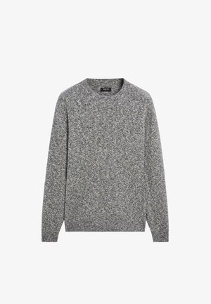 Grå strikket sweater med rund hals, der har et tekstureret mønster og ribbede ærmer og kant. Stoffet virker blødt og varmt.