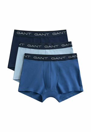 Drei Herren-Boxershorts in Dunkelblau, Hellblau und Mittelblau mit schwarzen Taillenbändern, auf denen das weiße "GANT"-Logo zu sehen ist.