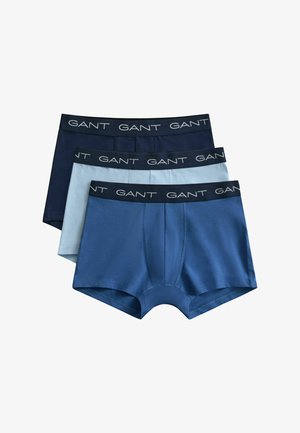 Drei Herren-Boxershorts in Dunkelblau, Hellblau und Mittelblau mit schwarzen Taillenbändern, auf denen das weiße "GANT"-Logo zu sehen ist.