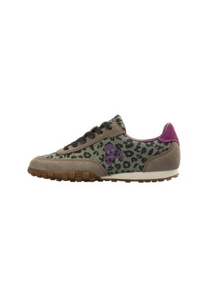 Zapatilla de perfil bajo con tejido de estampado de leopardo, acentos de gamuza marrón, cordones negros, logotipo de calavera morado en el lateral y cuello de talón rosa.