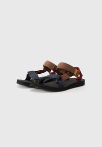 Sandalias deportivas con suela de goma negra, tiras de tela multicolores en azul, marrón, burdeos y amarillo, con diseño cruzado y plantilla texturizada.