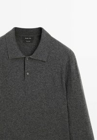 Graues, gestricktes Polohemd mit langen Ärmeln, klassischem Kragen und Knopfverschluss mit zwei Knöpfen. Aus 100% Kaschmirmaterial gefertigt.