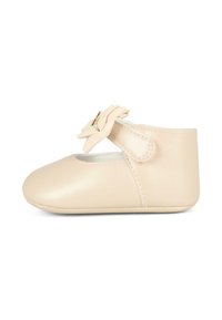 Bottines Mary Jane pour bébé en matériau synthétique rose pâle, avec un bout rond, une bride Velcro et un accent floral texturé sur la bride.