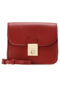 Červená kožená křížová taška s hladkou texturou, klopa nahoře, zlaté kovové detaily a odnímatelný popruh. Má výrazné logo na sponě.