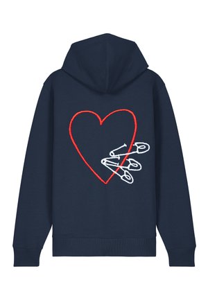 Marineblaues Hoodie mit einem roten, gestickten Herzdesign, das von überlappenden weißen Sicherheitsnadeln umgeben ist. Weicher Stoff, lange Ärmel und verstellbare Kapuze.