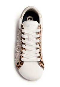 Sneaker bianco con lati glitterati argento e dettagli maculati sugli orli esterni. Presenta lacci standard e un design con punta rotonda.