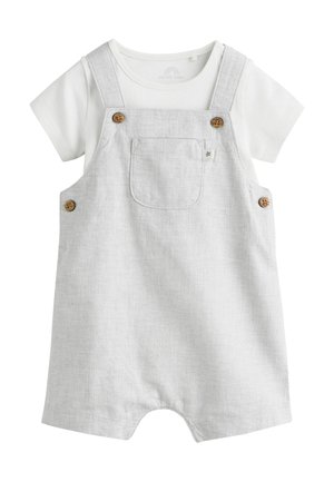 Hvid kortærmet body under lysegrå linnedlignende korte overalls med frontlomme og brune knapper på stropper og sider.