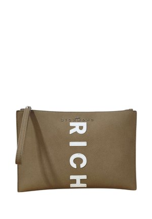 Pochette da polso in pelle marrone con scritta verticale bianca RICH e cinturino in alto a sinistra.