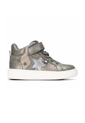 Zapatilla alta metálica gris para niño con suela blanca, estrella brillante, estrellas pequeñas, cordones y cierre de velcro.