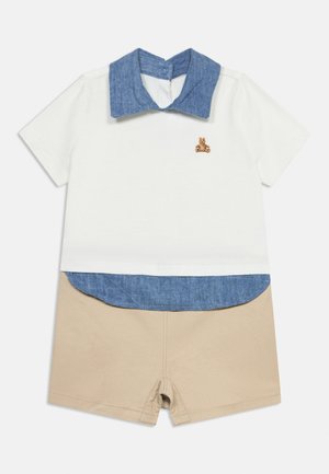 Λευκό βρεφικό φορμάκι με κοντά μανίκια, γαλάζιο γιακά και λεπτομέρειες στο τελείωμα, κεντητό αρκουδάκι στο στήθος, συνδυασμένο με μπεζ σορτς.