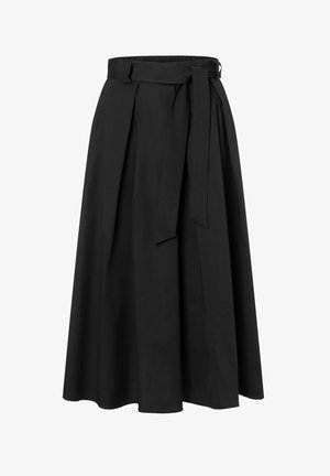 Jupe midi noire taille haute, avec poches latérales, plis, passants pour ceinture, et une longue ceinture en tissu nouée à l'avant.