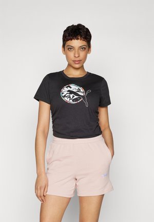Svart bomull T-skjorte med et fargerikt grafisk design, kombinert med lyserosa shorts med elastisk midje og brodert logo.