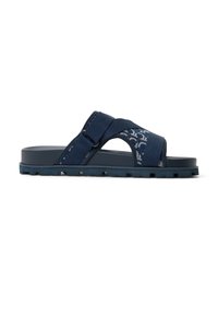 Námořnicky modrá pantofle s tlustou texturovanou podrážkou, překříženými látkovými pásky a nastavitelnou přezkou.