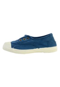 Modré plátené slip-on topánky s bielym gumovým špičkou, dvoma zlatými kovovými očkami a textúrovanou bielou gumovou podrážkou.