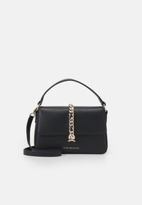 Bolso de mano de cuero negro con un diseño de solapa, acento en cadena dorada y correa ajustable. Presenta un logotipo en dorado en la base.