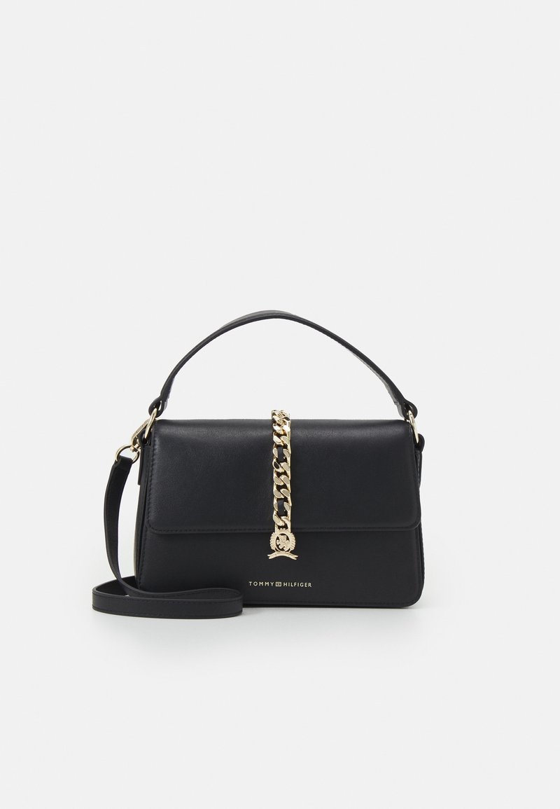 Bolso de mano de cuero negro con un diseño de solapa, acento en cadena dorada y correa ajustable. Presenta un logotipo en dorado en la base.