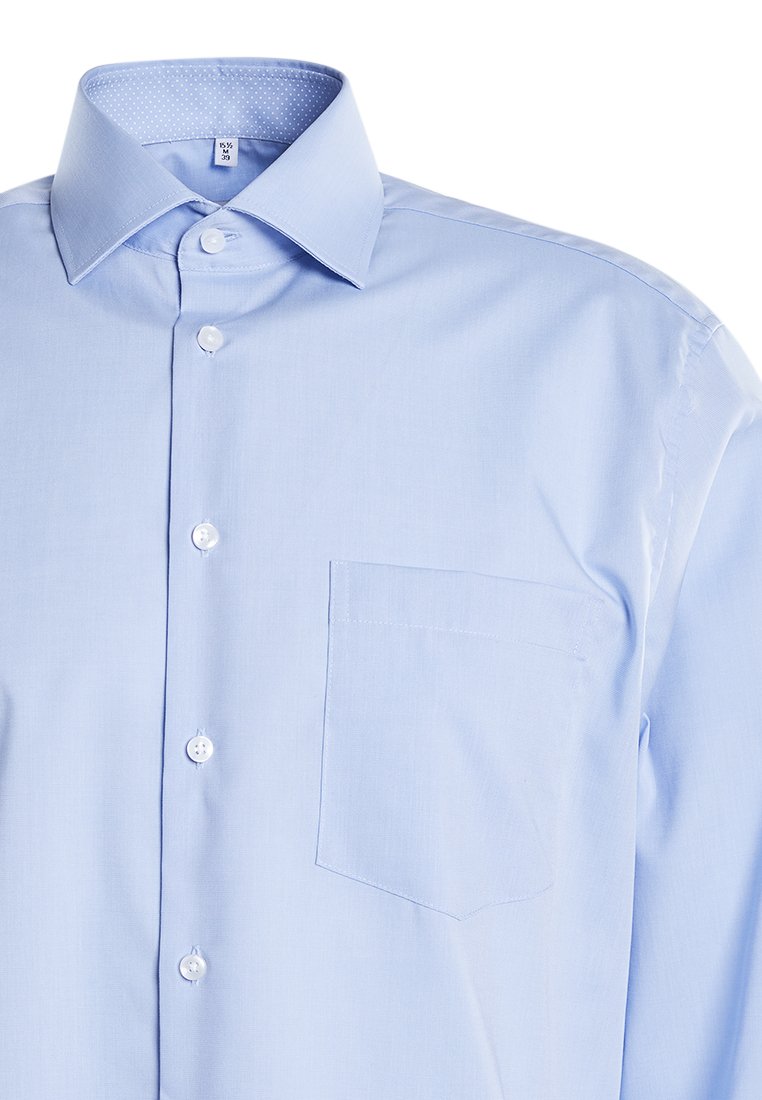 Helleblaue, langärmlige Hemd aus glattem Stoff. Mit spitzem Kragen, Frontknöpfen und einer Brusttasche. Subtil strukturierter innerer Kragen.