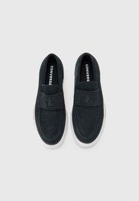 Sorte fløyels slip-on sko med en stjerneakcent og hvit gummisåle. Har en teksturert overdel og elastisk side for enkel påkledning.