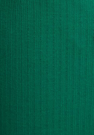 Groen ribstof met verticale strepen. Het materiaal lijkt textuur te hebben met consistente richels, wat zorgt voor een zachte, getailleerde uitstraling.