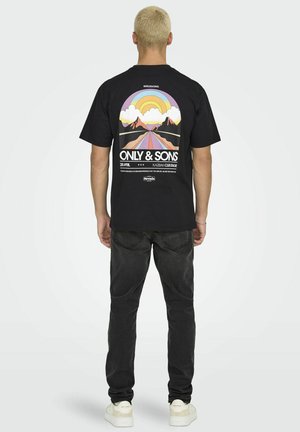 Maglietta nera con un'illustrazione grafica colorata di montagne e un arcobaleno, con la scritta in grassetto "ONLY & SONS" sul retro.