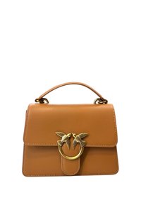 Borsa a tracolla in pelle color tan con forma strutturata, caratterizzata da hardware con design di uccello in tonalità oro e manico superiore. Include una chiusura a fibbia magnetica.