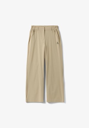 Pantalones beige de pierna ancha con cintura elástica, cierre con doble botón, bolsillos laterales con cremallera y un pequeño logo negro en el muslo derecho.