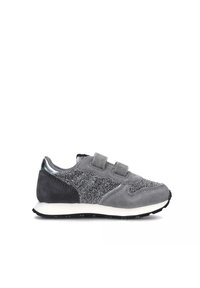 Scarpe sportive grigie realizzate in suede e tessuto luccicante, con doppia fascetta in velcro, punta rotonda e suola in gomma bianca.