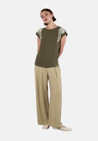 Unausgewählt, khaki
