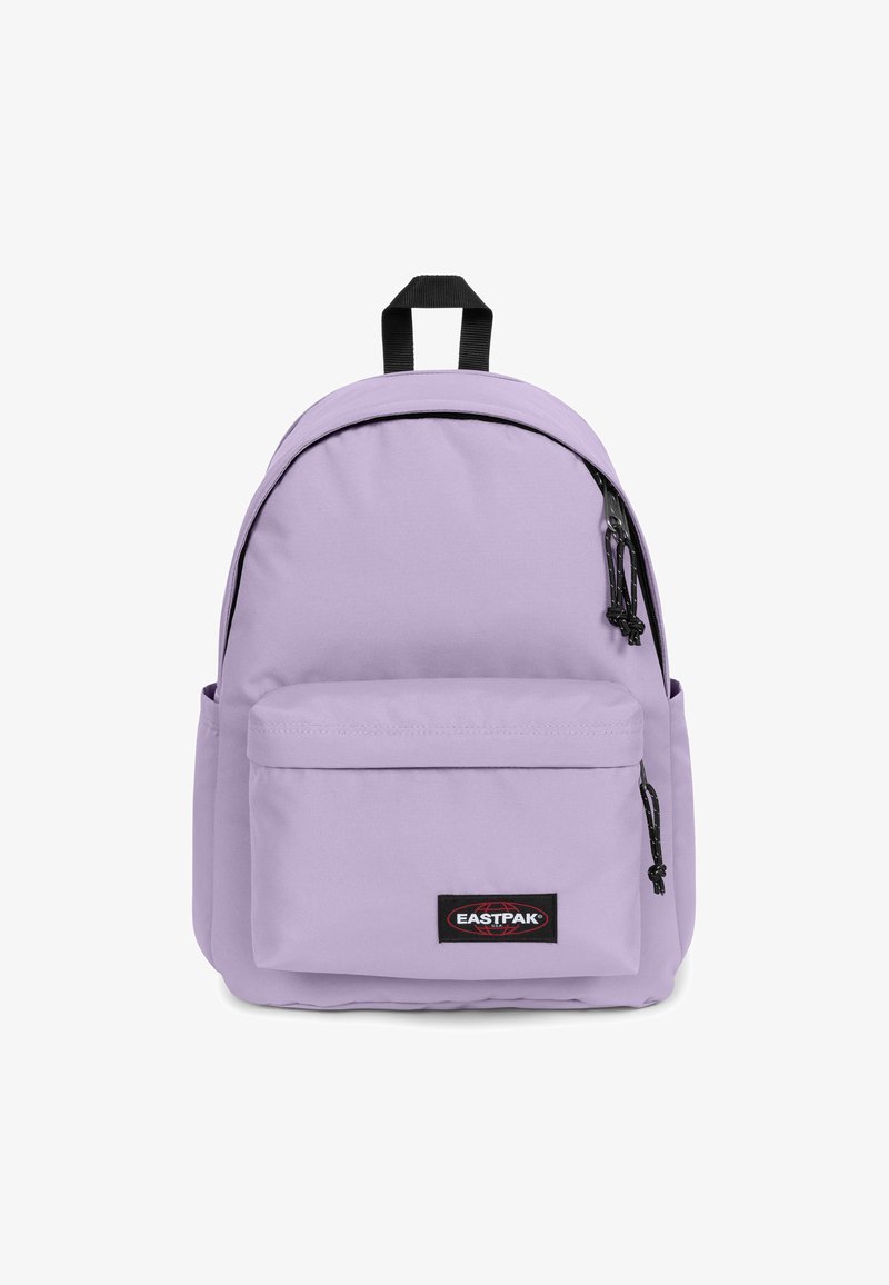 Zaino lilla con un ampio scomparto principale, tasca frontale con zip, tessuto resistente, accessori neri e una maniglia superiore per un trasporto facile.