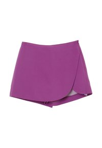 Jupe mini en purple avec une texture lisse et des lignes épurées, dotée d'un ourlet asymétrique et d'une fermeture à glissière sur le côté.