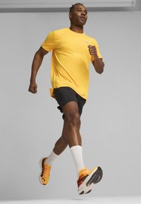 Puma DEVIATE NITRO
 - Scarpe da corsa su strada - sun stream sunset glow white