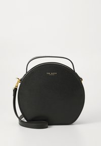 Rund svart handväska i texturerat syntetmaterial, med ett handtag upptill, justerbar rem och guldiga logotypdetaljer.