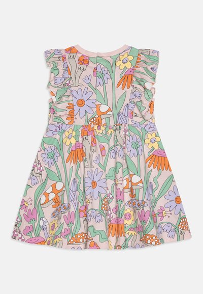 Vestido de tela rosa claro con estampado floral, que presenta mangas con volantes, champiñones y flores vibrantes en tonos morado, naranja y verde.
