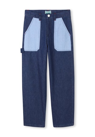 Pantalons en denim bleu foncé avec des poches plaquées contrastantes bleu clair, design à jambes droites et fermeture à bouton. Des surpiqûres rouges accentuent les poches.