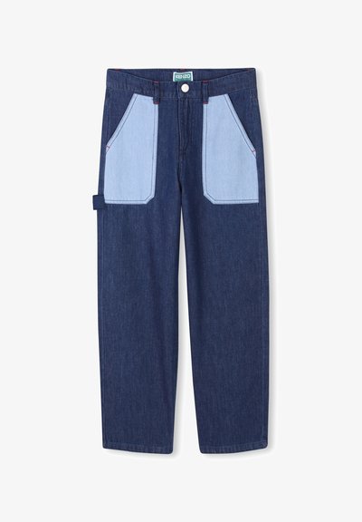 Pantalons en denim bleu foncé avec des poches plaquées contrastantes bleu clair, design à jambes droites et fermeture à bouton. Des surpiqûres rouges accentuent les poches.