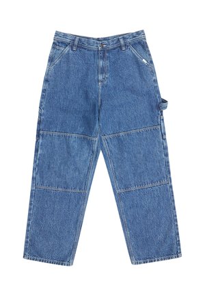 Pantalones cargo de mezclilla azul con un corte holgado, diseño de parches, bolsillo lateral y acentos cosidos. La tela tiene un acabado texturizado.