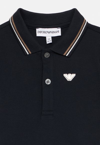 Μαύρο πόλο με γιακά με καφέ και λευκές ρίγες, δύο κουμπιά, λογότυπο Emporio Armani στο αριστερό στήθος, ετικέτα μεγέθους 9M 68 CM.