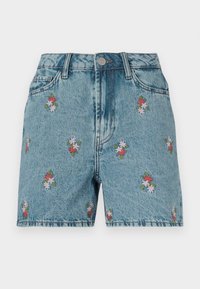 Pantalones cortos de mezclilla en azul claro con un acabado desvanecido. Presentan un bordado floral colorido en toda la prenda, dos bolsillos delanteros y cierre de botón.
