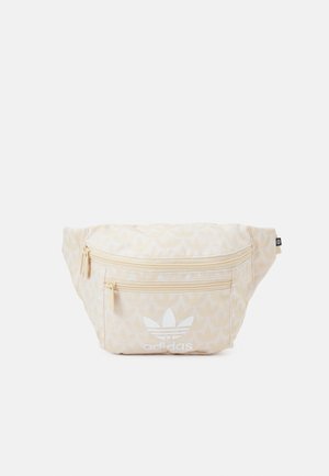 Marsupio beige chiaro con un sottile motivo geometrico, due scomparti con zip e logo Adidas bianco sulla parte anteriore.