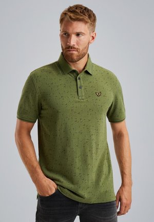 Groene poloshirt met een gestructureerd patroon, korte mouwen, een twee-knops sluiting en een klein geborduurd logo op de borst.
