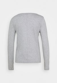 Grauer Langarm-Top aus weichem Stoff, mit einem schlichten Rundhalsausschnitt und minimalen Details. Glatte Textur, keine sichtbaren Muster oder Akzente.