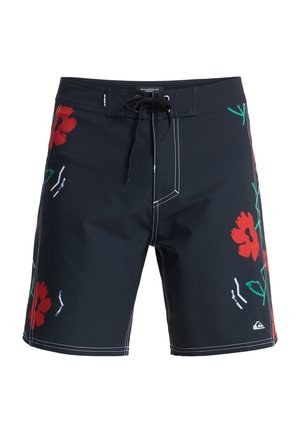 Μαύρο μαγιό σορτς με κόκκινα λουλουδένια σχέδια στα πλαϊνά, μαύρο κορδόνι για το σφίξιμο και λευκές ραφές.