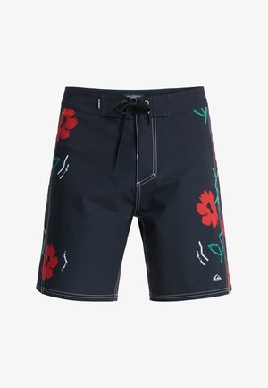 Μαύρο μαγιό σορτς με κόκκινα λουλουδένια σχέδια στα πλαϊνά, μαύρο κορδόνι για το σφίξιμο και λευκές ραφές.