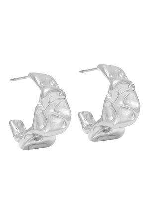 Pendientes de aro de plata con un diseño texturizado y escultórico. Presentan un acabado suave y pulido y un cierre de presión seguro.