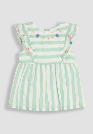 Šviesiai žalia suknelė su baltais horizontaliais dryžiais ir auksiniais akcentais. Papuošta gėlių siuvinėjimu ir raukšlėtomis rankovėmis. Minkšta medžiaga, platėjantis sijono dizainas.