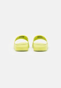Tommy Jeans FLAG POOL - Pool slides - light citrus