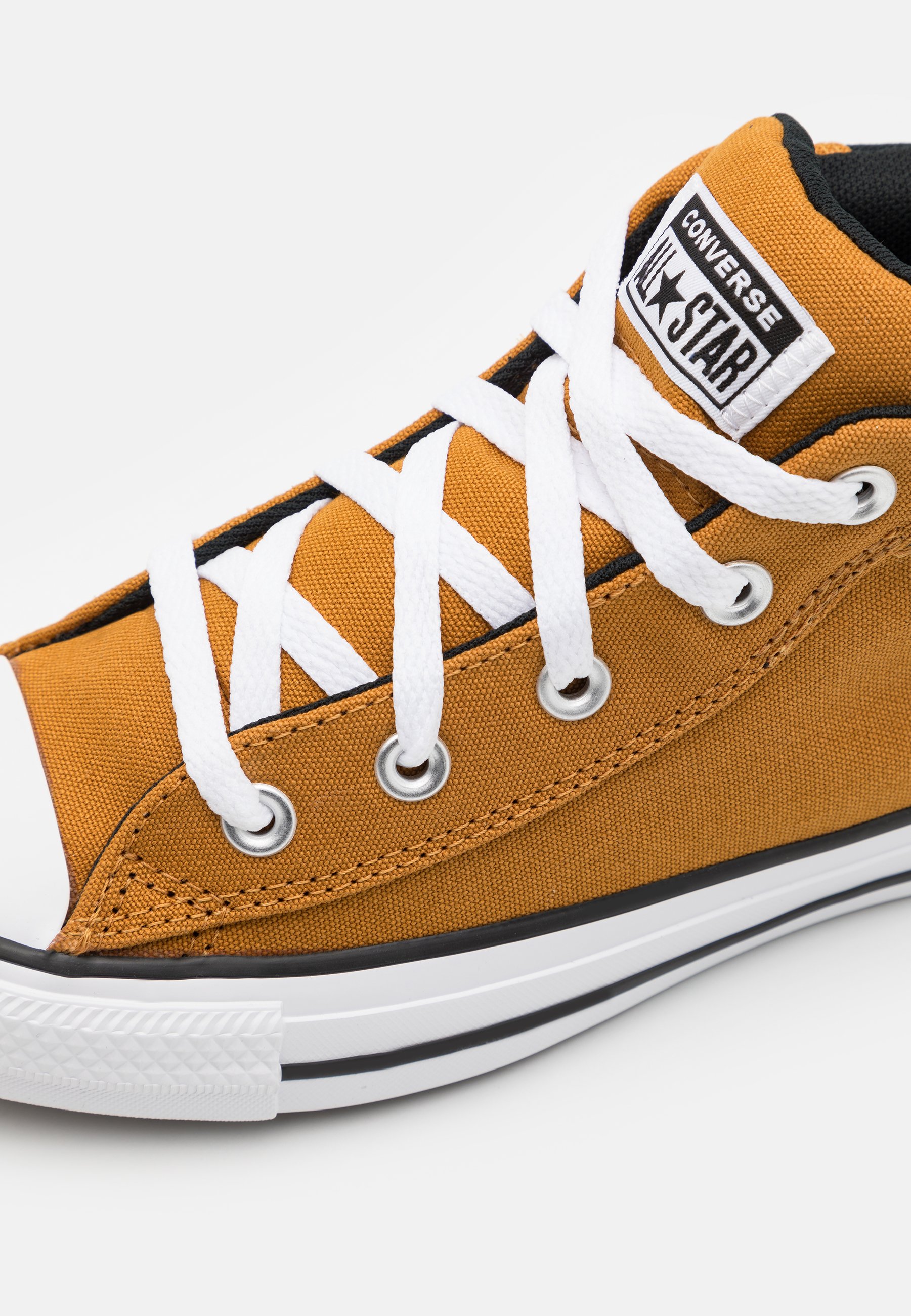 converse chuck taylor mid street