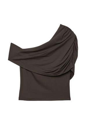 Haut noir asymétrique à épaules dénudées avec une seule manche longue et un tissu froncé et drapé sur un côté.