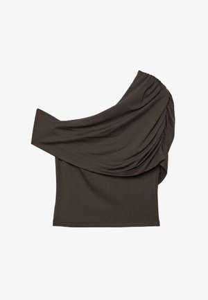 Haut noir asymétrique à épaules dénudées avec une seule manche longue et un tissu froncé et drapé sur un côté.